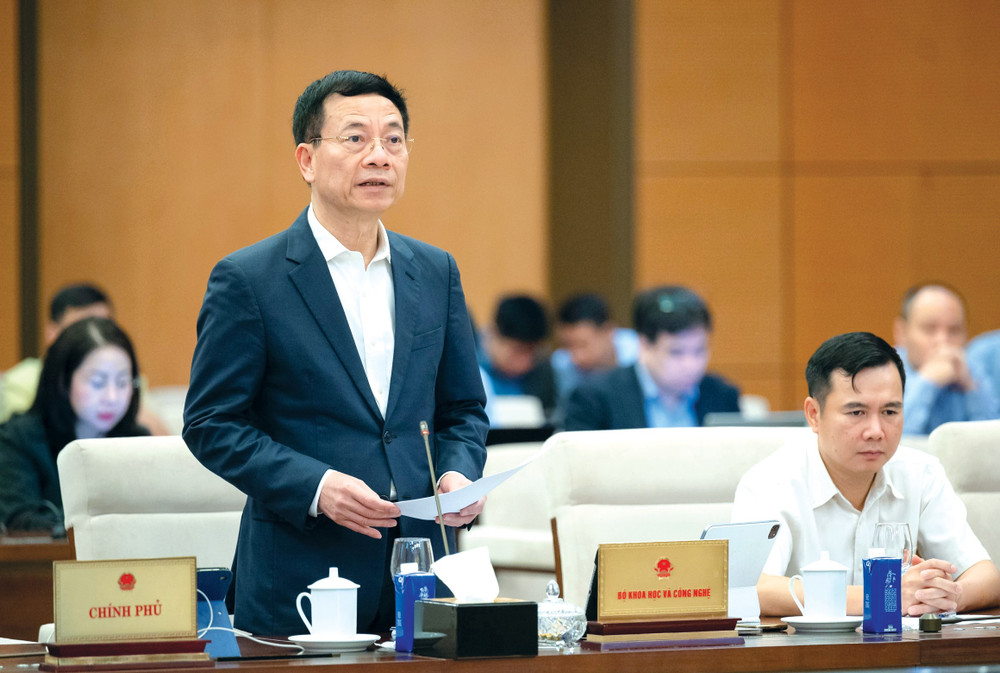 Bộ trưởng Bộ Khoa học và Công nghệ Nguyễn Mạnh Hùng phát biểu tại phiên họp. Ảnh: Hồ Long bt-bo-khcn1.jpg