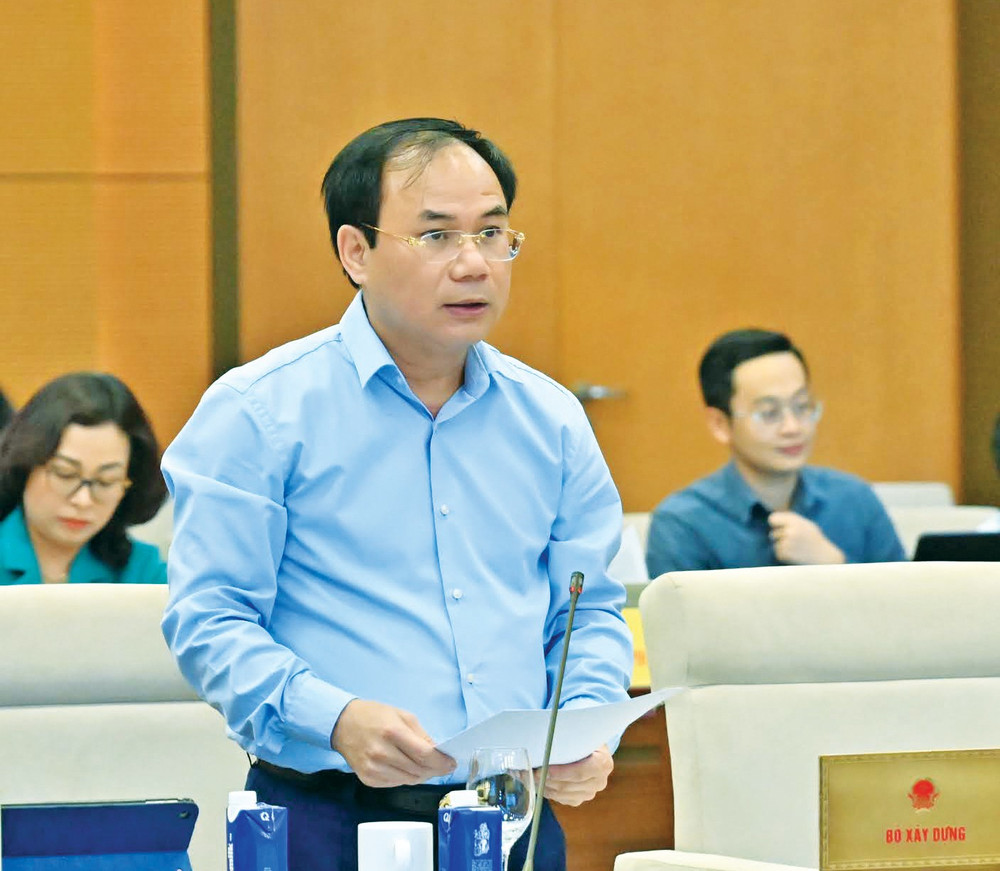 Thứ trưởng Bộ Xây dựng Nguyễn Văn Sinh trình bày Tờ trình dự thảo Nghị quyết của Quốc hội về thí điểm một số cơ chế, chính sách đặc thù phát triển nhà ở xã hội. Ảnh: Quang Khánh tt1.jpg