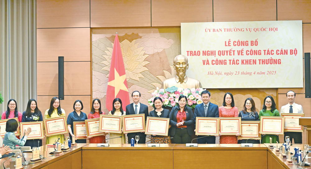 Chủ nhiệm Ủy ban Công tác đại biểu Nguyễn Thanh Hải trao Bằng khen của Ủy ban Thường vụ Quốc hội tặng 27 cá nhân có thành tích xuất sắc đột xuất trong tham mưu, phục vụ Kỳ họp bất thường lần thứ Chín, Quốc hội Khóa XV db3.jpg