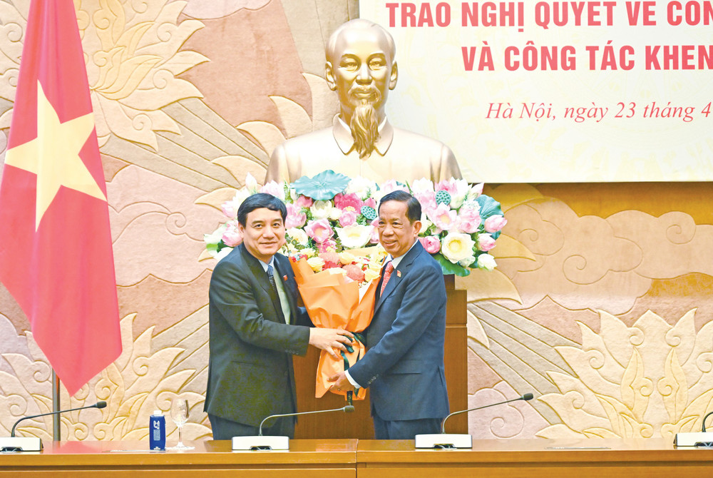 Chủ nhiệm Ủy ban Văn hóa và Xã hội Nguyễn Đắc Vinh tặng hoa cho Phó Chủ nhiệm Ủy ban Văn hóa và Xã hội Đặng Thuần Phong db2.jpg