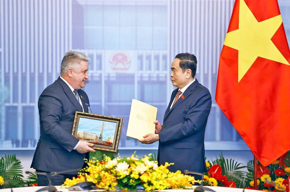 Phó Chủ tịch Hạ viện Cộng hòa Belarus Ipatau Vadzim gửi thư chúc mừng của Chủ tịch Thượng viện và Chủ tịch Hạ viện Belarus đến Chủ tịch Quốc hội Trần Thanh Mẫn nhân dịp 50 năm kỷ niệm Ngày Giải phóng miền Nam, thống nhất đất nước (30.4.1975 – 30.4.2025). Ảnh: Doãn Tấn – TTXVN Phó Chủ tịch Hạ viện Cộng hòa Belarus Ipatau Vadzim gửi thư chúc mừng của Chủ tịch Thượng viện và Chủ tịch Hạ viện Belarus đến Chủ tịch Quốc hội Trần Thanh Mẫn nhân dịp 50 năm kỷ niệm Ngày Giải phóng miền Nam, thống nhất đất nước (30.4.1975 – 30.4.2025). Ảnh: Doãn Tấn – TTXVN