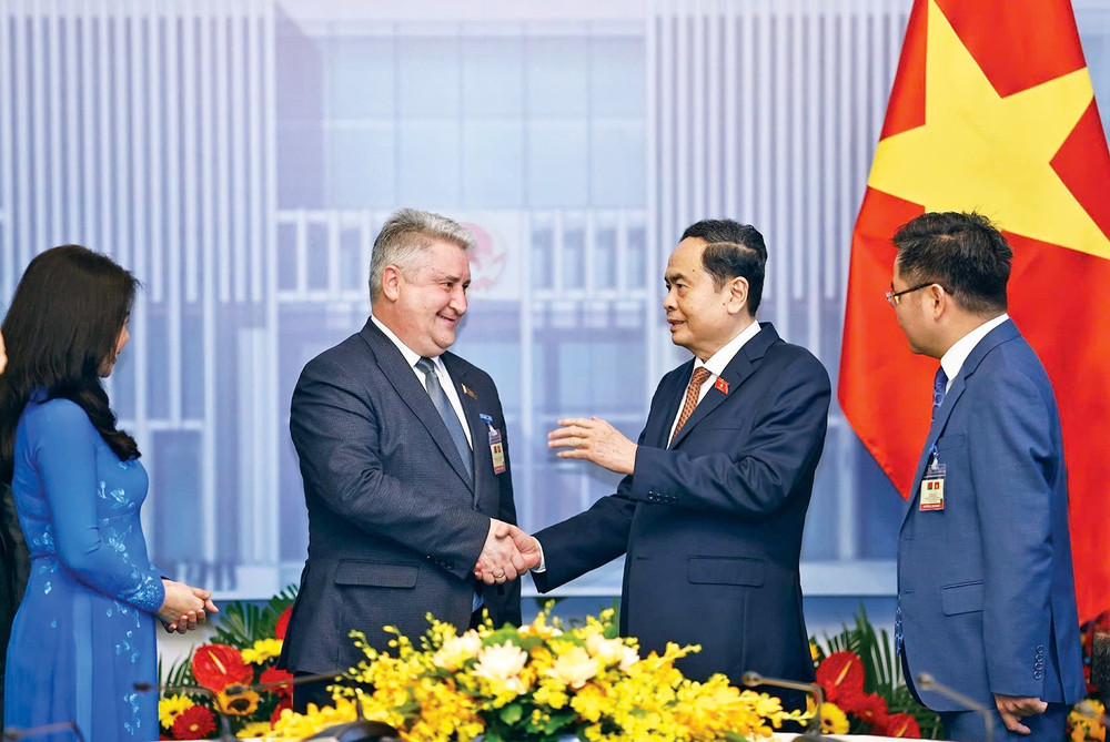 Chủ tịch Quốc hội Trần Thanh Mẫn và Phó Chủ tịch Hạ viện Cộng hòa Belarus Ipatau Vadzim. Ảnh: Doãn Tấn - TTXVN ctqh-tran-thanh-man003.jpg