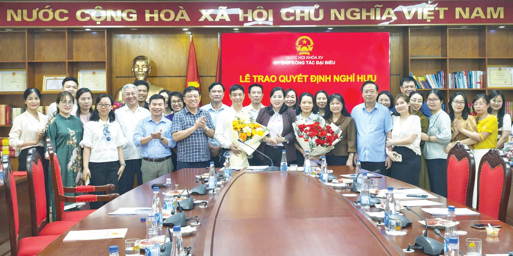 Chủ nhiệm Ủy ban Công tác đại biểu Nguyễn Thanh Hải, Thường trực Ủy ban Công tác đại biểu chụp ảnh lưu niệm với cán bộ, chuyên viên Vụ Công tác đại biểu ctdb2.jpg