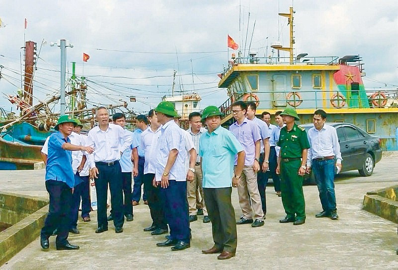 Kiểm tra công tác chống khai thác IUU tại cảng cá Ninh Cơ, Nam Định. Ảnh: Hiển Bùi n2.jpg