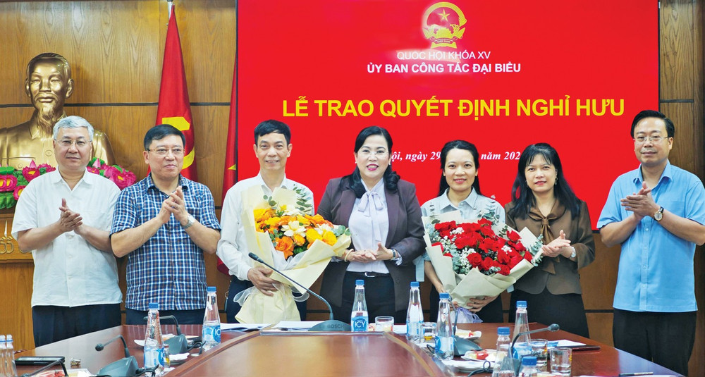 Chủ nhiệm Ủy ban Công tác đại biểu Nguyễn Thanh Hải, Thường trực Ủy ban Công tác đại biểu chụp ảnh lưu niệm với cán bộ, chuyên viên Vụ Công tác đại biểu ctdb1.jpg