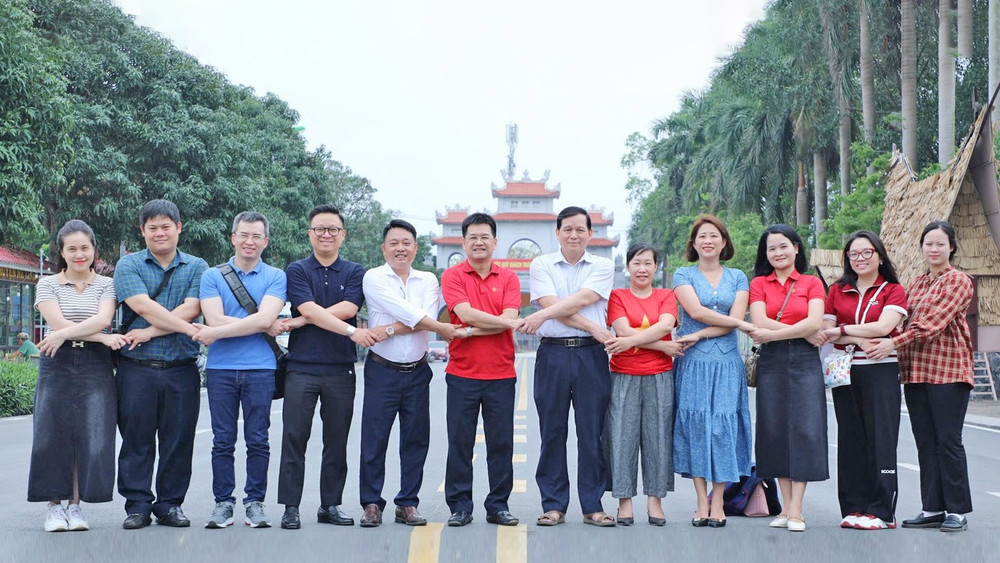 Đại diện đảng viên Chi bộ Ban Công tác HĐND và PVTT và quần chúng ưu tú chụp ảnh lưu niệm hd7.jpg