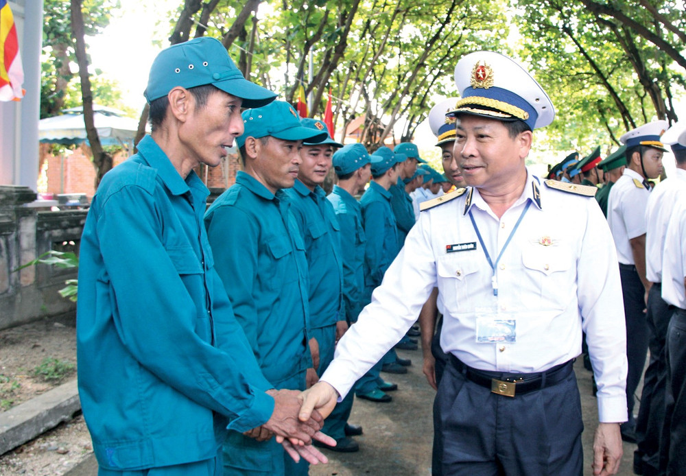 Chuẩn đô đốc Nguyễn Thiên Quân, Tư lệnh Vùng 3 Hải quân hỏi thăm quân và dân trên đảo Trường Sa. Ảnh: TT a-03.jpg