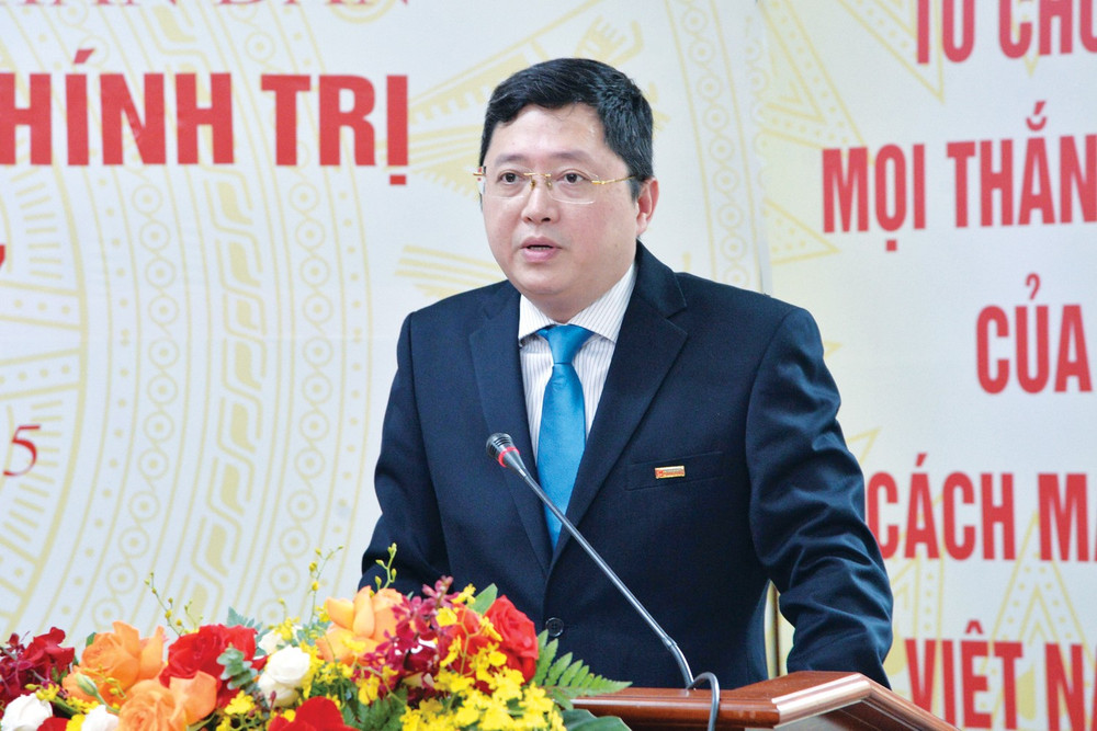 Chi ủy viên, Phó Trưởng ban Thời sự - Chính trị Vũ Lâm Hiển báo cáo tình hình đảng viên dự Đại hội Chi ủy viên, Phó Trưởng ban Thời sự - Chính trị Vũ Lâm Hiển báo cáo tình hình đảng viên dự Đại hội