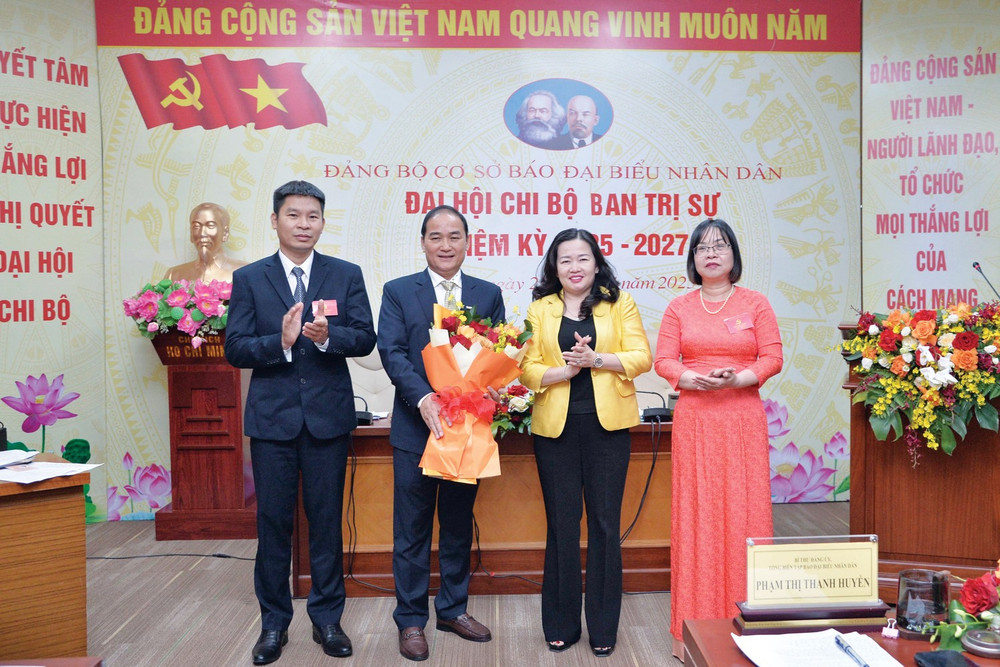 Bí thư Đảng ủy, Tổng Biên tập Báo Đại biểu Nhân dân Phạm Thị Thanh Huyền tặng hoa chúc mừng Chi ủy Ban Trị sự nhiệm kỳ 2025 - 2027 Bí thư Đảng ủy, Tổng Biên tập Báo Đại biểu Nhân dân Phạm Thị Thanh Huyền tặng hoa chúc mừng Chi ủy Ban Trị sự nhiệm kỳ 2025 - 2027
