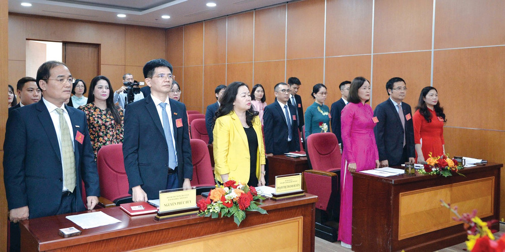 Các đại biểu thực hiện nghi lễ chào cờ dai-hoi-ts6.jpg