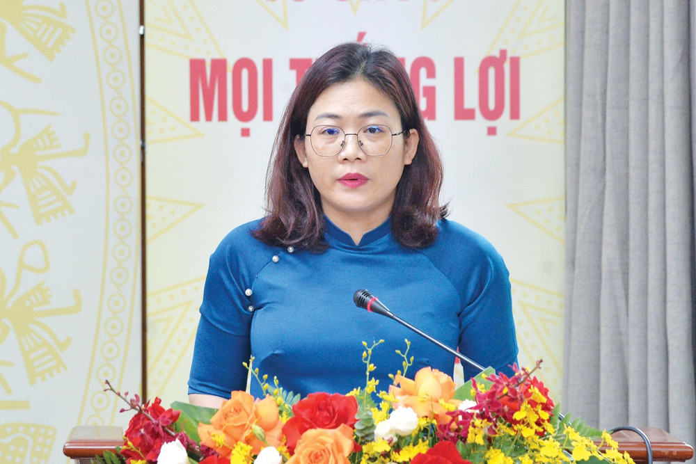 Đảng viên Phạm Thị Thúy trình bày tham luận tại Đại hội Đảng viên Phạm Thị Thúy trình bày tham luận tại Đại hội