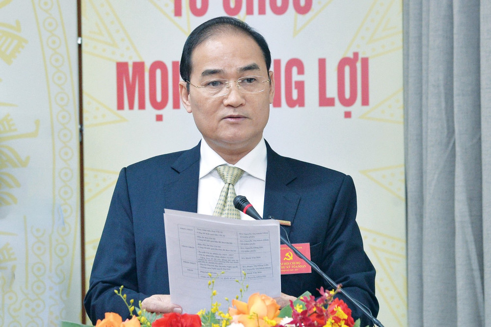 Chi ủy viên, Trưởng Ban Trị sự Đinh Văn Bản báo cáo tình hình đảng viên dự Đại hội Chi ủy viên, Trưởng Ban Trị sự Đinh Văn Bản báo cáo tình hình đảng viên dự Đại hội