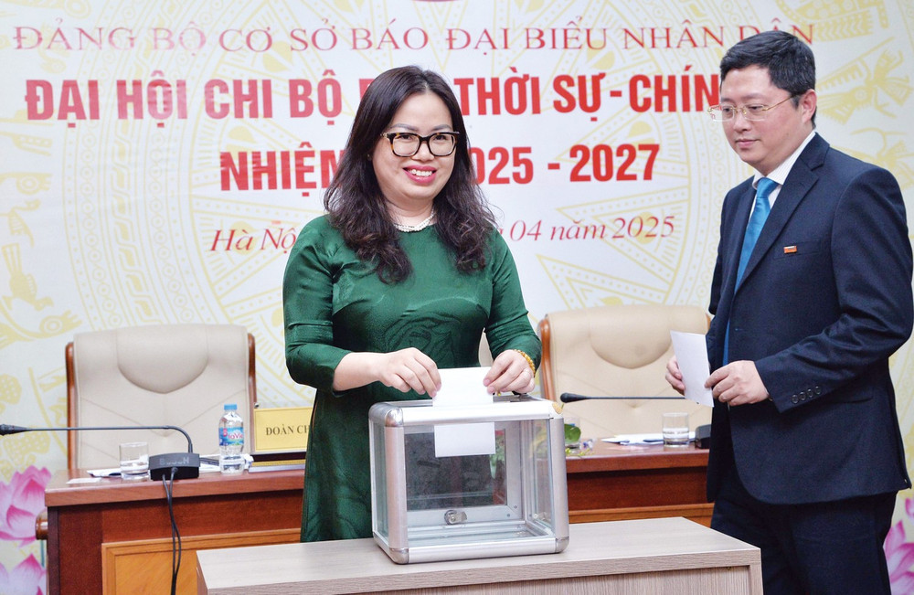Các đại biểu bỏ phiếu bầu Chi ủy Chi bộ Ban Thời sự - Chính trị nhiệm kỳ 2025 - 2027 Các đại biểu bỏ phiếu bầu Chi ủy Chi bộ Ban Thời sự - Chính trị nhiệm kỳ 2025 - 2027