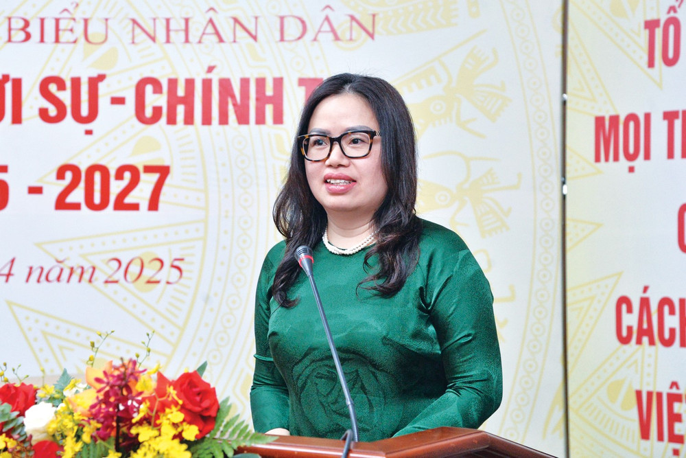 Bí thư Chi bộ, Trưởng ban Thời sự - Chính trị Phạm Thị Thanh Tâm trình bày dự thảo Báo cáo Chính trị tại Đại hội Bí thư Chi bộ, Trưởng ban Thời sự - Chính trị Phạm Thị Thanh Tâm trình bày dự thảo Báo cáo Chính trị tại Đại hội