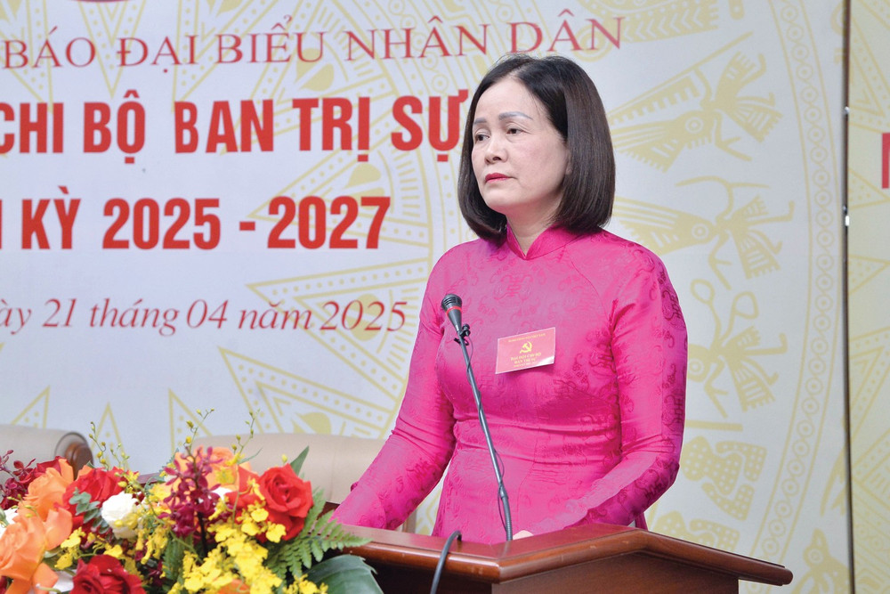 Bí thư Chi bộ Ban Trị sự, Phó Tổng Biên tập Nguyễn Thị Minh Hằng trình bày dự thảo Báo cáo Chính trị tại Đại hội Bí thư Chi bộ Ban Trị sự, Phó Tổng Biên tập Nguyễn Thị Minh Hằng trình bày dự thảo Báo cáo Chính trị tại Đại hội