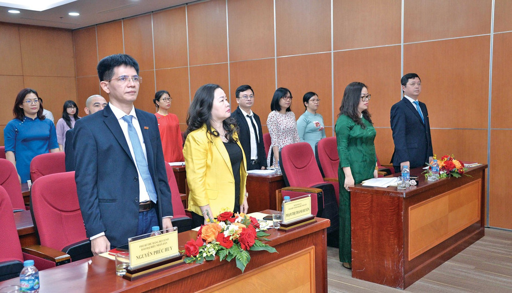 Các đại biểu thực hiện nghi lễ chào cờ dai-hoi-tsct1.jpg