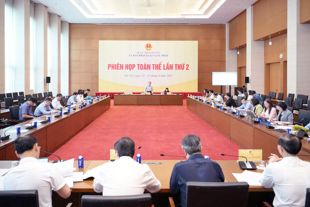 Quang cảnh phiên họp ubpl1.jpg