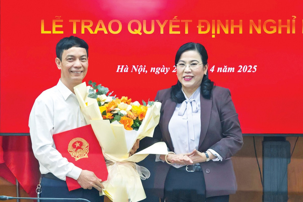 Chủ nhiệm Ủy ban Công tác đại biểu Nguyễn Thanh Hải trao Quyết định về việc nghỉ hưu trước tuổi đối với Phó Vụ trưởng Vụ Công tác đại biểu Trịnh Ngọc Thắng s1.jpg