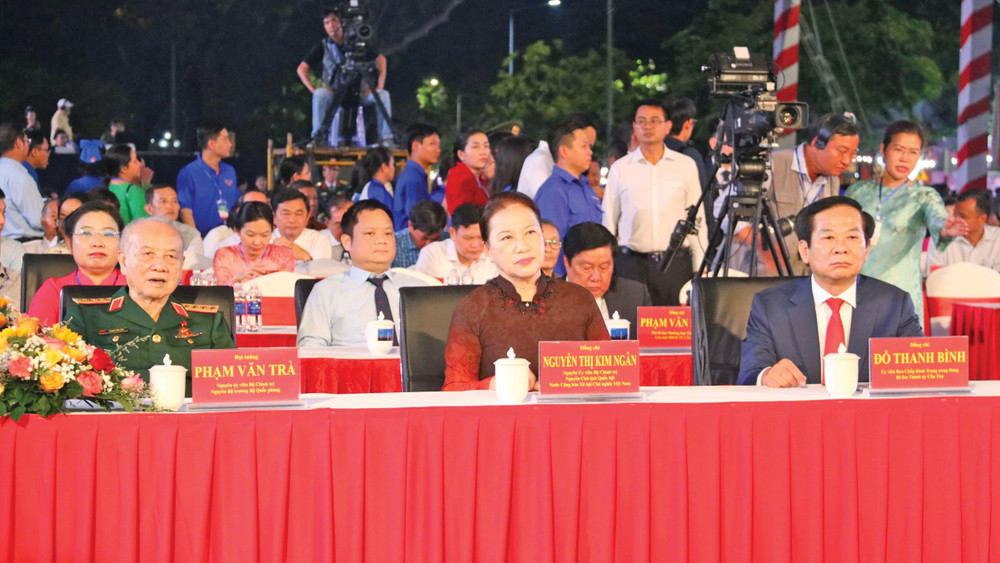Nguyên Chủ tịch Quốc hội Nguyễn Thị Kim Ngân, Bí thư Thành ủy Cần Thơ Đỗ Thanh Bình và các đại biểu dự Lễ kỷ niệm. Ảnh: Hải Hành db1-2030.jpg