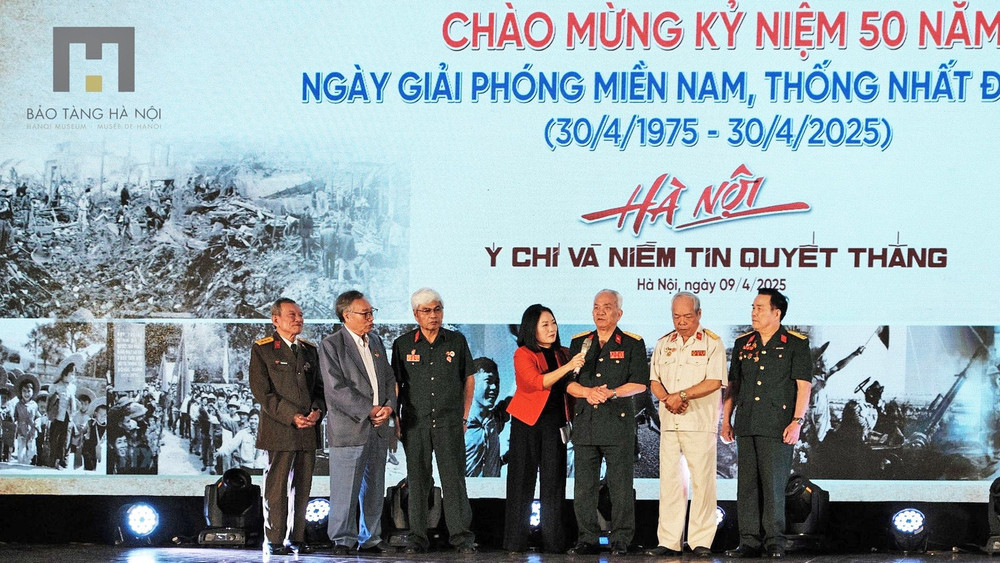 Những người lính năm xưa kể lại thời khắc phất cờ tại Dinh Độc Lập ngày 30.4.1975. Ảnh: BTHN q1.jpg