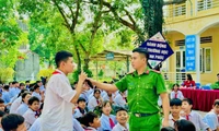 Công an huyện Đông Anh và Công an huyện Ứng Hòa (Hà Nội) tổ chức tuyên truyền pháp luật cho học sinh Trường Tiểu học Đông Hội, THCS Ngô Quyền, và THCS Đại Cường nhân ngày Pháp luật Việt Nam 2024. 