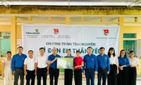 Đại diện Đoàn Thanh niên Vietcombank trao tặng kinh phí tu sửa Trường Mầm non Xuân Vân, huyện Yên Sơn, tỉnh Tuyên Quang