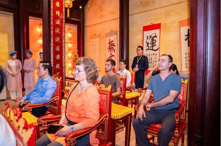 Du khách nước ngoài thích thú được thưởng thức Ngự trà. 435dd6aec8c57a9b23d4.jpg