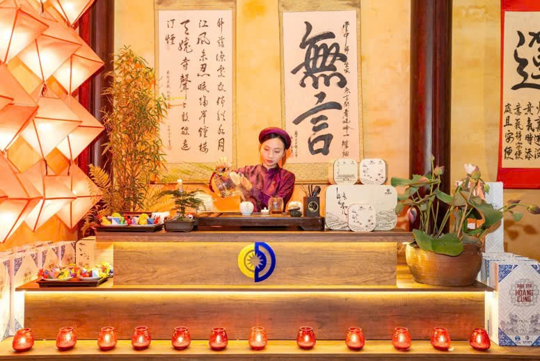Trà nương pha trà tại buổi Ngự trà. 1149853e9e552c0b7544.jpg