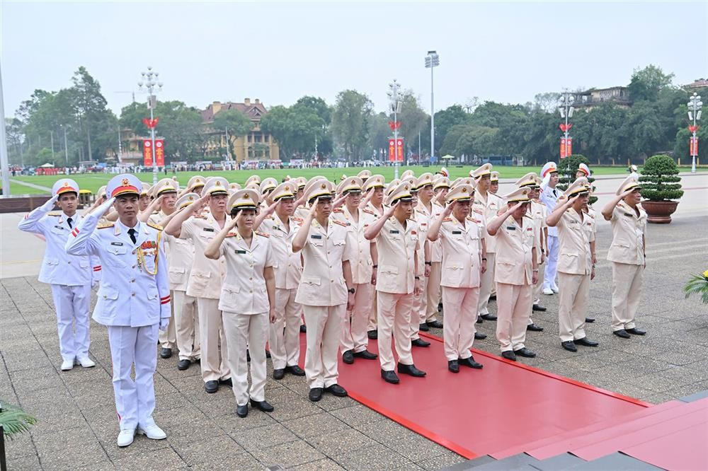 Đoàn Đại biểu Đảng ủy Công an Trung ương, Bộ Công an đặt vòng hoa, vào Lăng viếng Chủ tịch Hồ Chí Minh. 45e55c20892c3b72623d.jpg