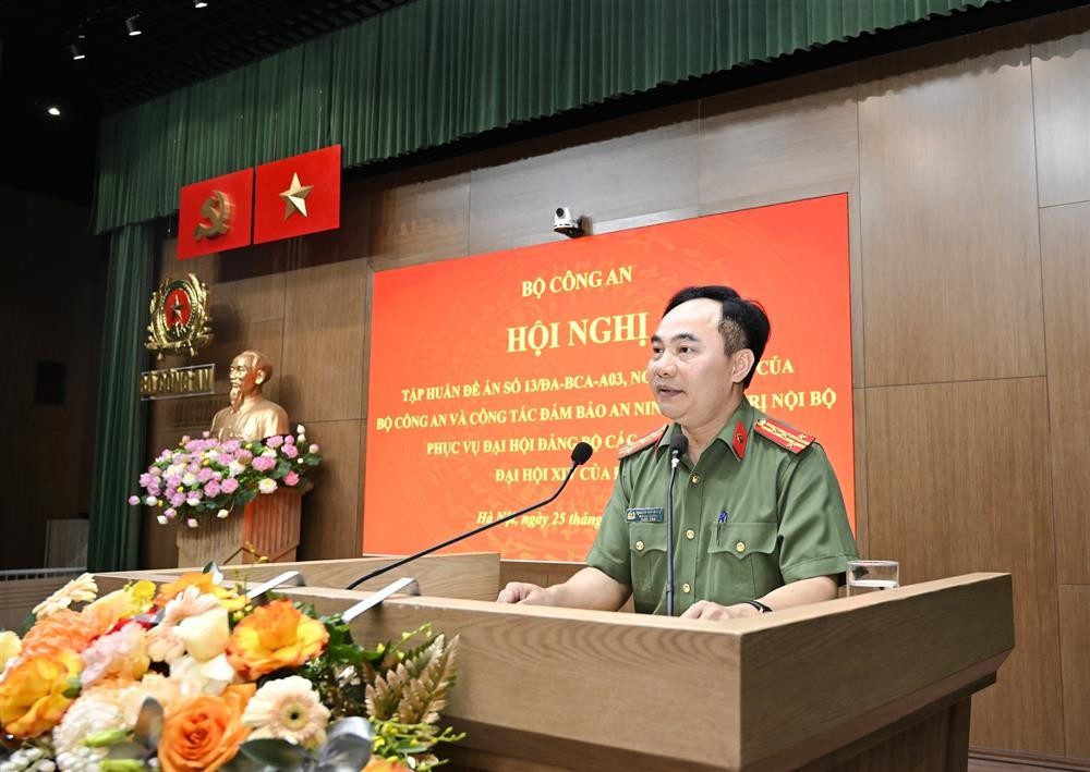 Phó Cục trưởng Cục An ninh chính trị nội bộ Đại tá Nguyễn Huy Khích truyền đạt truyền đạt nội dung tập huấn. dsc3924.jpg