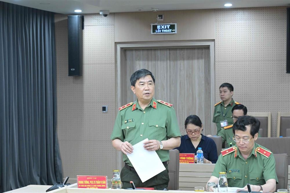 Cục trưởng Cục Khoa học, Chiến lược và Lịch sử Công an Trung tướng, PGS. TS. Trần Vi Dân phát biểu khai mạc, đề dẫn Hội thảo. 1-de-dan.jpg
