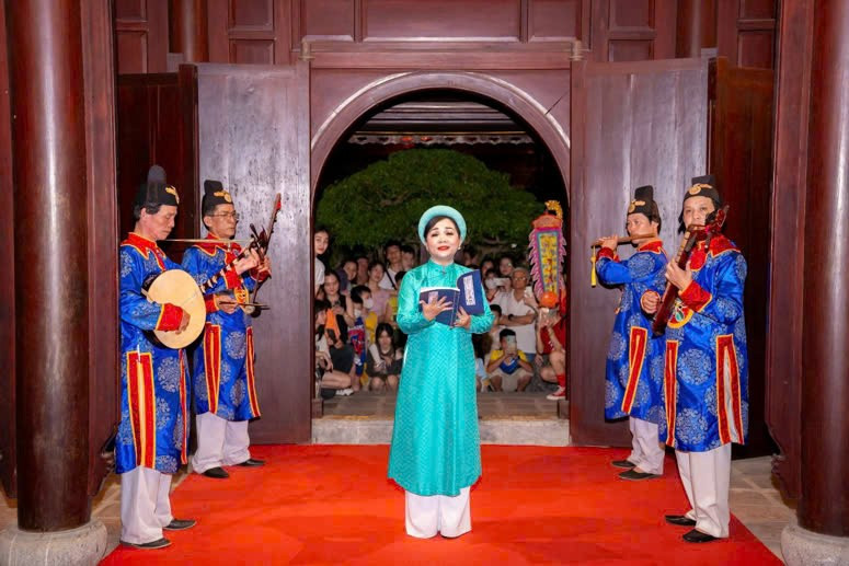 Ca nương biểu diễn “Ngự Hương trà ngát hoàng cung”. 77436a51773ac5649c2b.jpg
