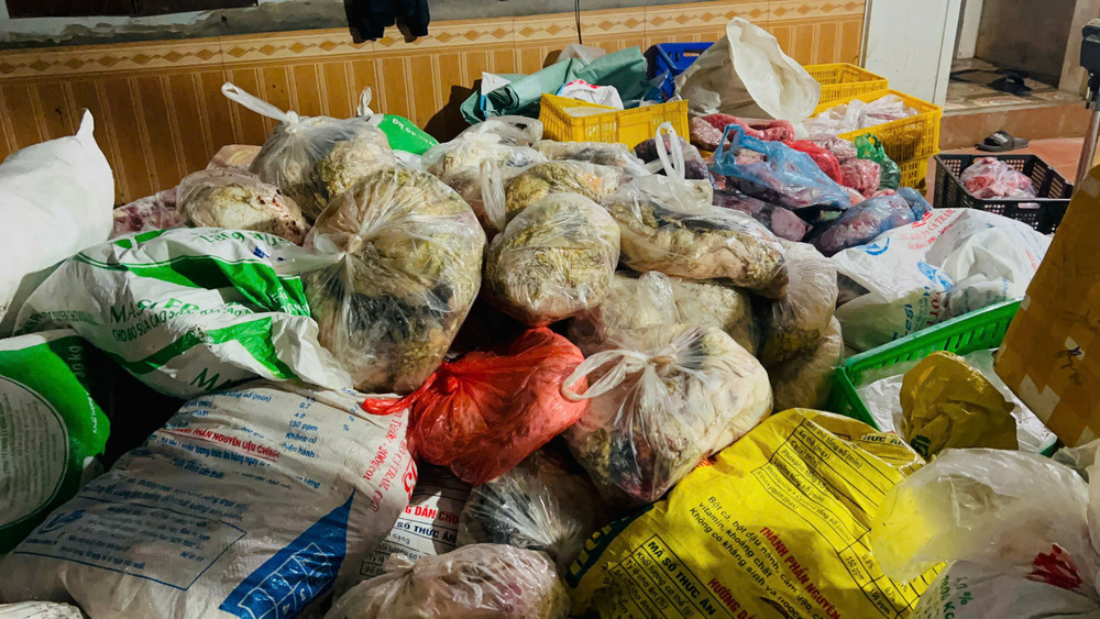 Toàn bộ số hàng đều không có nguồn gốc xuất xứ, không có kiểm định vệ sinh an toàn thực phẩm. 4a41c1c310c8a296fbd9.jpg