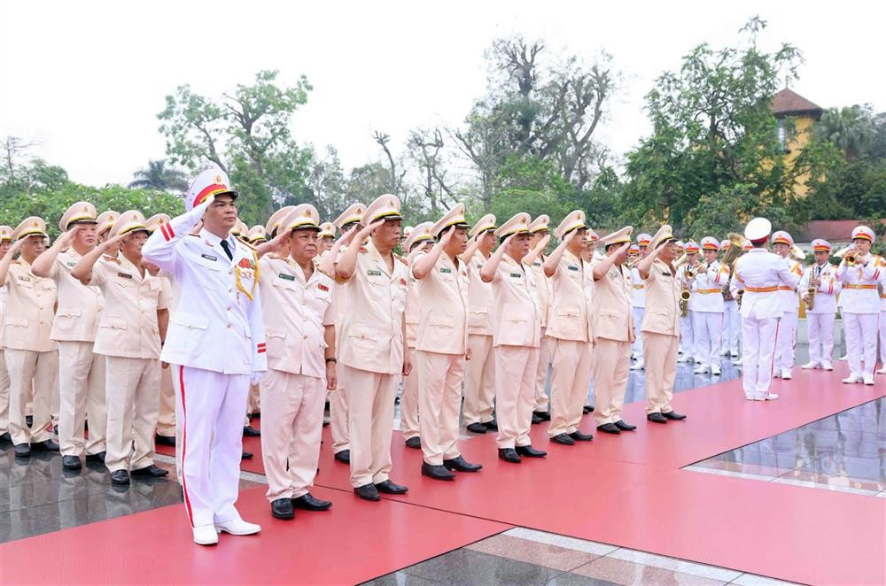Đoàn Đại biểu Đảng ủy Công an Trung ương, Bộ Công an đặt vòng hoa tưởng niệm các Anh hùng liệt sỹ tại Đài tưởng niệm các Anh hùng liệt sỹ. 01f72538e734556a0c25.jpg