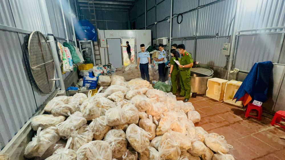 Lực lượng chức năng khám xét, phân loại và kiểm đếm số lượng thực phẩm vi phạm kéo dài xuyên đêm. cde02a6cfb6749391076.jpg