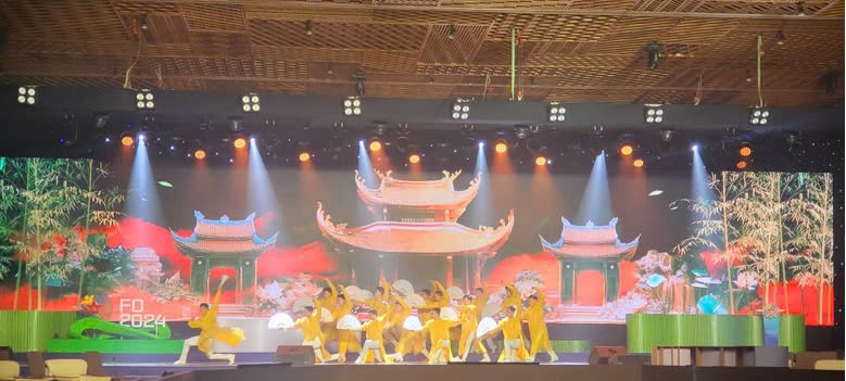 Chương trình nghệ thuật tinh hoa Quốc ẩm Việt trà do thương hiệu Đôi Dép đầu tư lần đầu tiên trình diễn tại Hội nghị đối thoại hữu nghị lần 2 Trong khuôn khổ Diễn đàn kinh tế TP. Hồ Chí Minh 2024 1a76c048da23687d3132.jpg