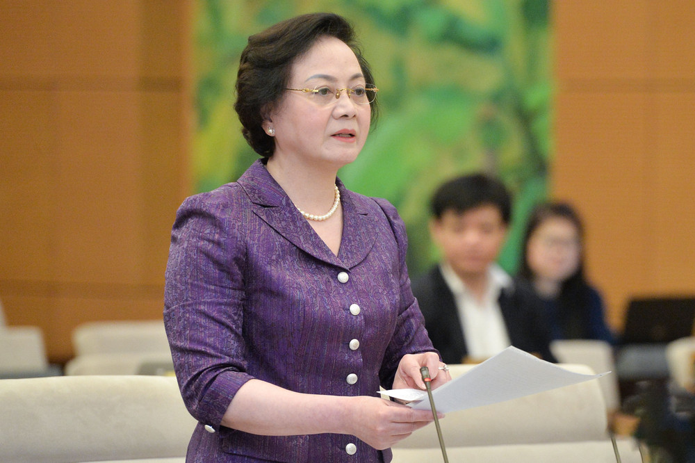 Bộ trưởng Bộ Nội vụ Phạm Thị Thanh Trà trình bày Tờ trình dự án Luật tại phiên họp. Ảnh: Hồ Long bo-truong-bo-noi-vu-pham-thi-thanh-tra-1.jpg