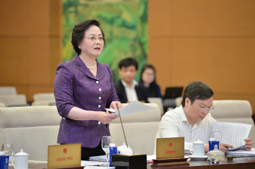 Bộ trưởng Bộ Nội vụ Phạm Thị Thanh Trà trình bày Tờ trình dự án Luật. Ảnh: Hồ Long Bộ trưởng Bộ Nội vụ Phạm Thị Thanh Trà trình bày Tờ trình dự án Luật. Ảnh: Hồ Long