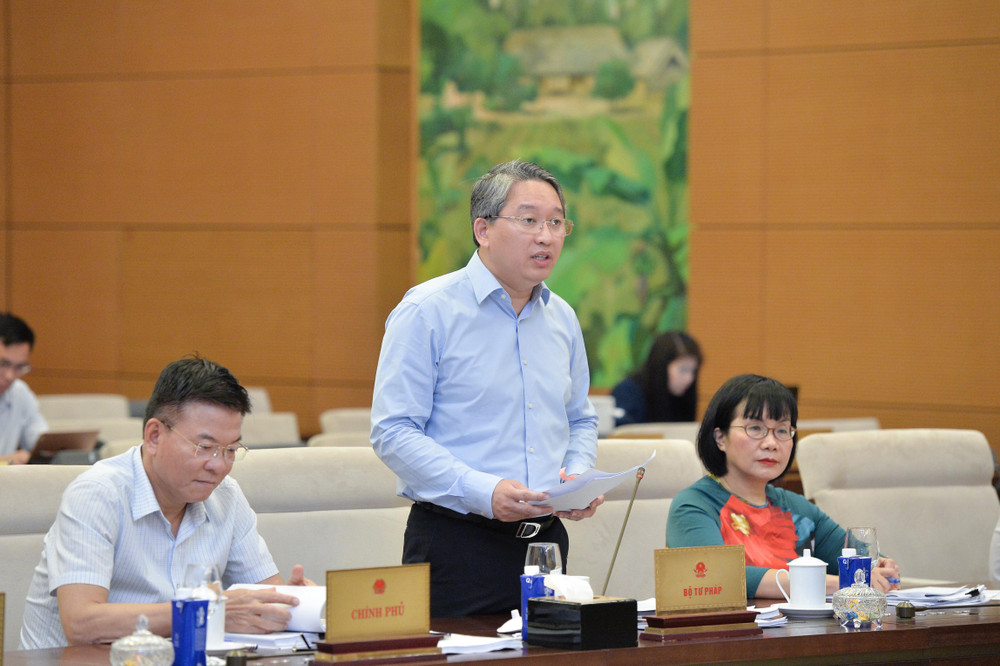Bộ trưởng Bộ Tư pháp Nguyễn Hải Ninh trình bày Tờ trình về dự án Luật sửa đổi, bổ sung một số điều của Luật Xử lý vi phạm hành chính. Ảnh: Hồ Long Bộ trưởng Bộ Tư pháp Nguyễn Hải Ninh trình bày Tờ trình về dự án Luật sửa đổi, bổ sung một số điều của Luật Xử lý vi phạm hành chính. Ảnh: Hồ Long