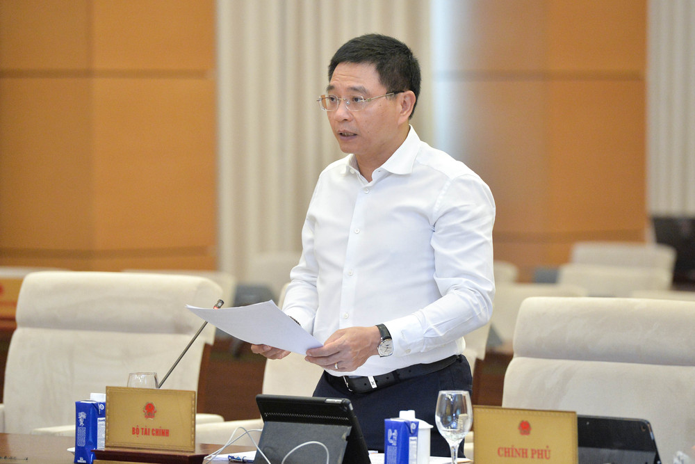 Bộ trưởng Bộ Tài chính Nguyễn Văn Thắng trình bày báo cáo của Chính phủ. Ảnh: Hồ Long bo-truong-bo-tai-chinh-nguyen-van-thang.jpg