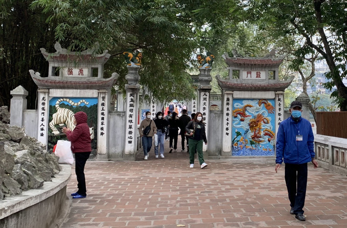 Đền Ngọc Sơn luôn thu hút đông người dân và du khách đi lễ, tham quan đầu năm img-1176.jpg