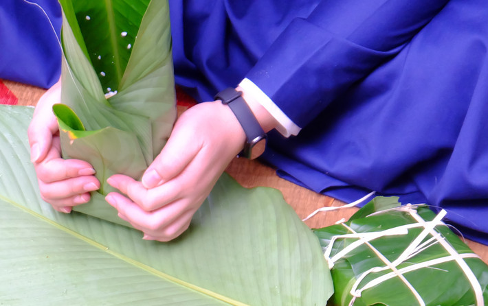 Các công đoạn gói bánh được thực hiện theo cách truyền thống dscf0591.jpg