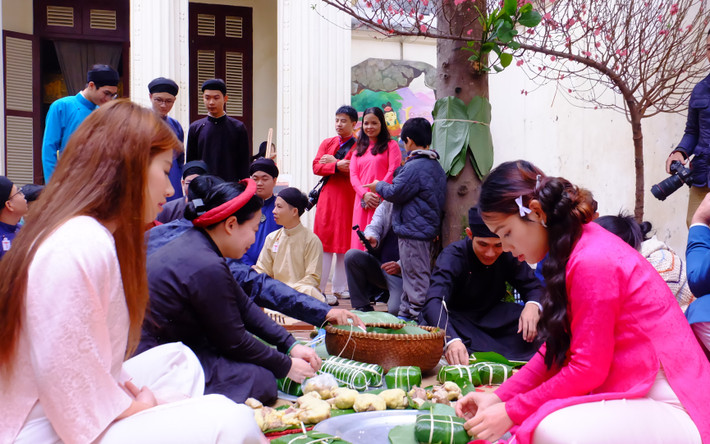 Nhiều bạn trẻ hào hứng tham gia gói bánh dscf0561.jpg