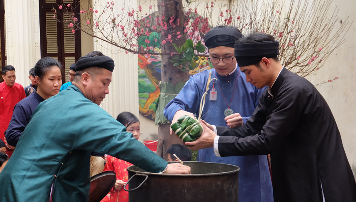 Kinh nghiệm gói và luộc bánh chưng được truyền lại cho các bạn trẻ dscf0688.jpg