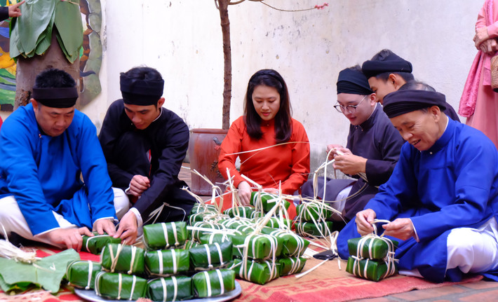 Các thế hệ quây quần vừa gói bánh, vừa trò chuyện, tạo không khí ấm cúng trong những ngày cuối năm dscf0475.jpg