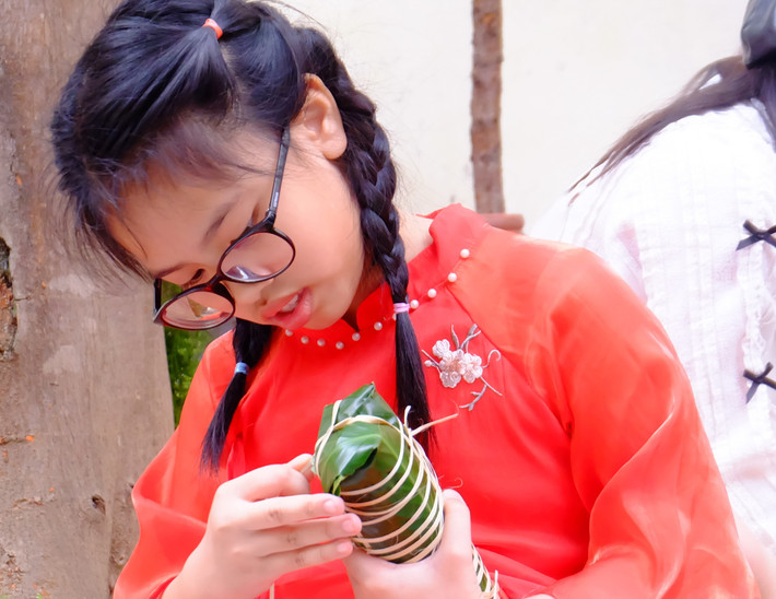 Được bố hướng dẫn, Lê Phương Ngân (Hà Nội) đã hoàn thành chiếc bánh đầu tiên của mình dscf0663.jpg