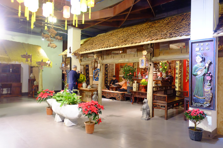 Nhà chính gồm 3 gian Nhà chính gồm 3 gian