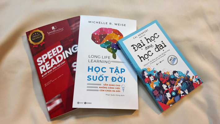Bộ ba cuốn sách vừa ra mắt. Ảnh: Nguyễn Mạnh Hùng 482004587-10223767866979253-8041427892315797772-n.jpg