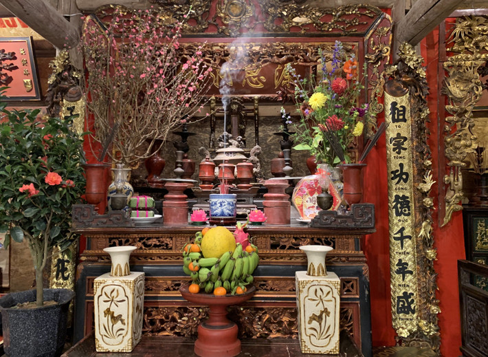 Ban thờ ấm cúng với hương thơm của nhang trầm, sắc đỏ của cánh đào nở rộ Ban thờ ấm cúng với hương thơm của nhang trầm, sắc đỏ của cánh đào nở rộ