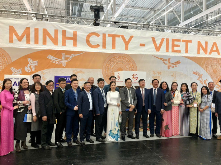 Việt Nam tham gia hội sách với một không gian trưng bày rộng hơn 100m², giới thiệu khoảng 1.000 đầu sách từ 23 nhà xuất bản và công ty sách trong nước Việt Nam tham gia hội sách với một không gian trưng bày rộng hơn 100m², giới thiệu khoảng 1.000 đầu sách từ 23 nhà xuất bản và công ty sách trong nước
